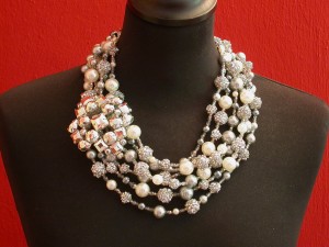 Faux-pearls and brooch necklace € 235.-