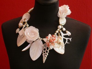 Mother of pearl, shell and flower necklace € 255.-