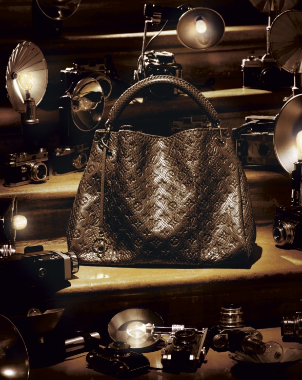The Artsy python bag is the new It-piece (approximately €5650.-).
