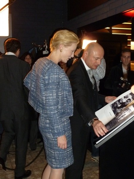 Later on, Cate Blanchett looked at the amazing photos.