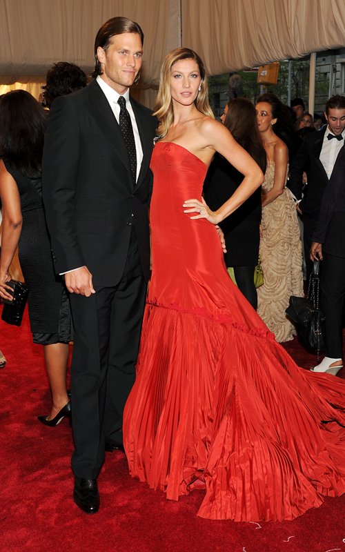 Gisele-Bundchen-Alexander-McQueen-red-gown-Tom-Brady-met-gala-2011