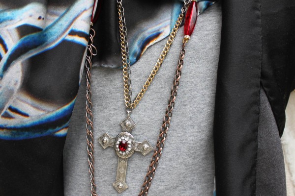 Gabriele_Frantzen_cross-necklace-scarf