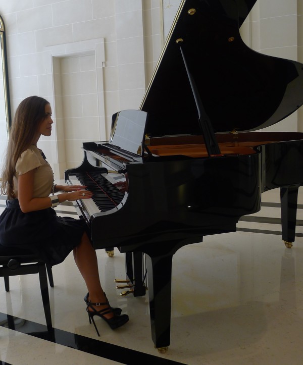 Sandra_Bauknecht_Playing_the_piano