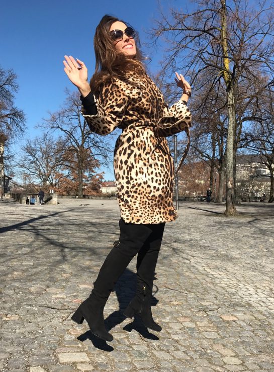 Sandra_Bauknecht_Dolce_Gabbana_coat_jumping