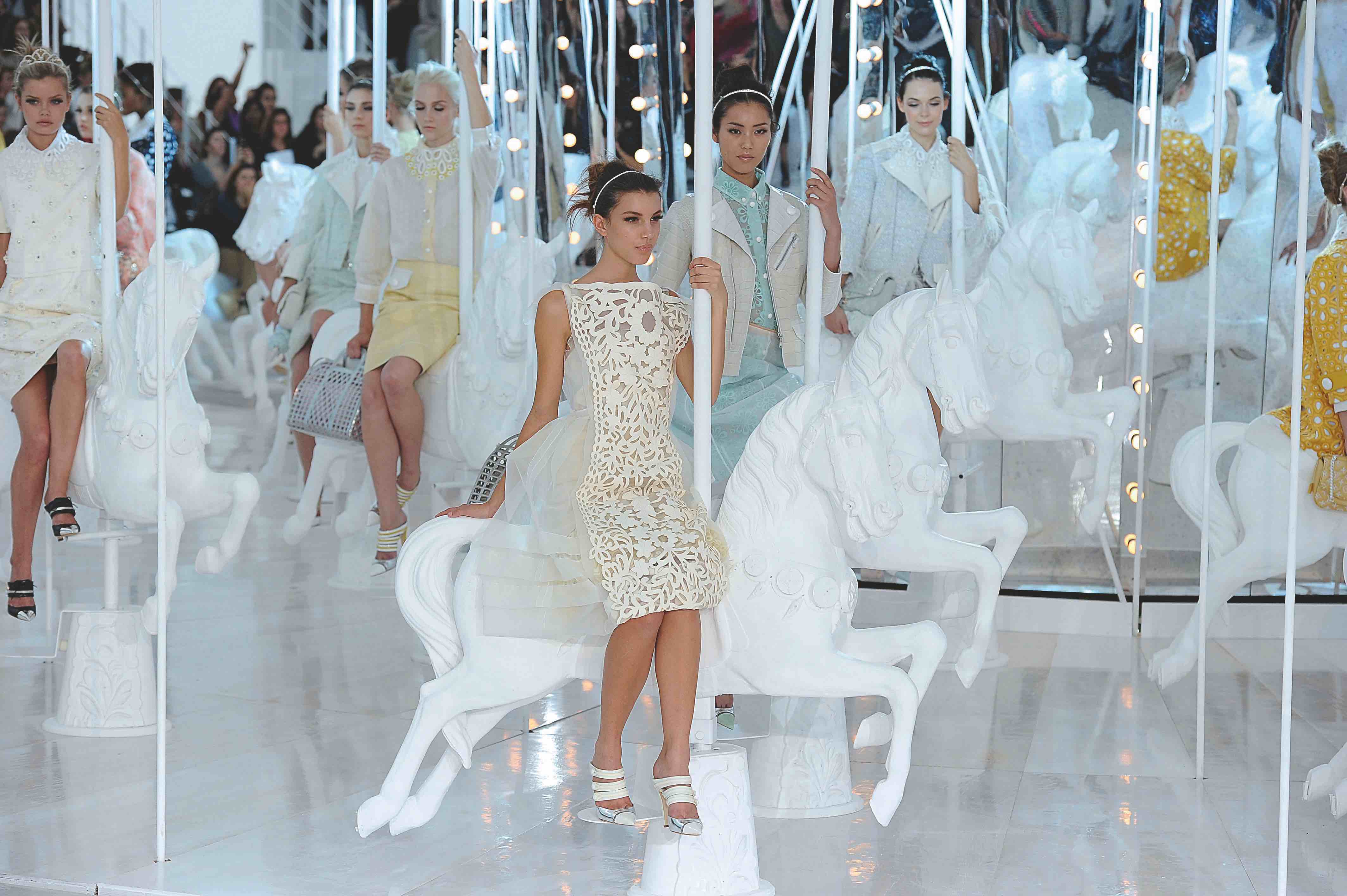 55,944 Louis Vuitton Catwalk Stock Photos, High-Res Pictures, and