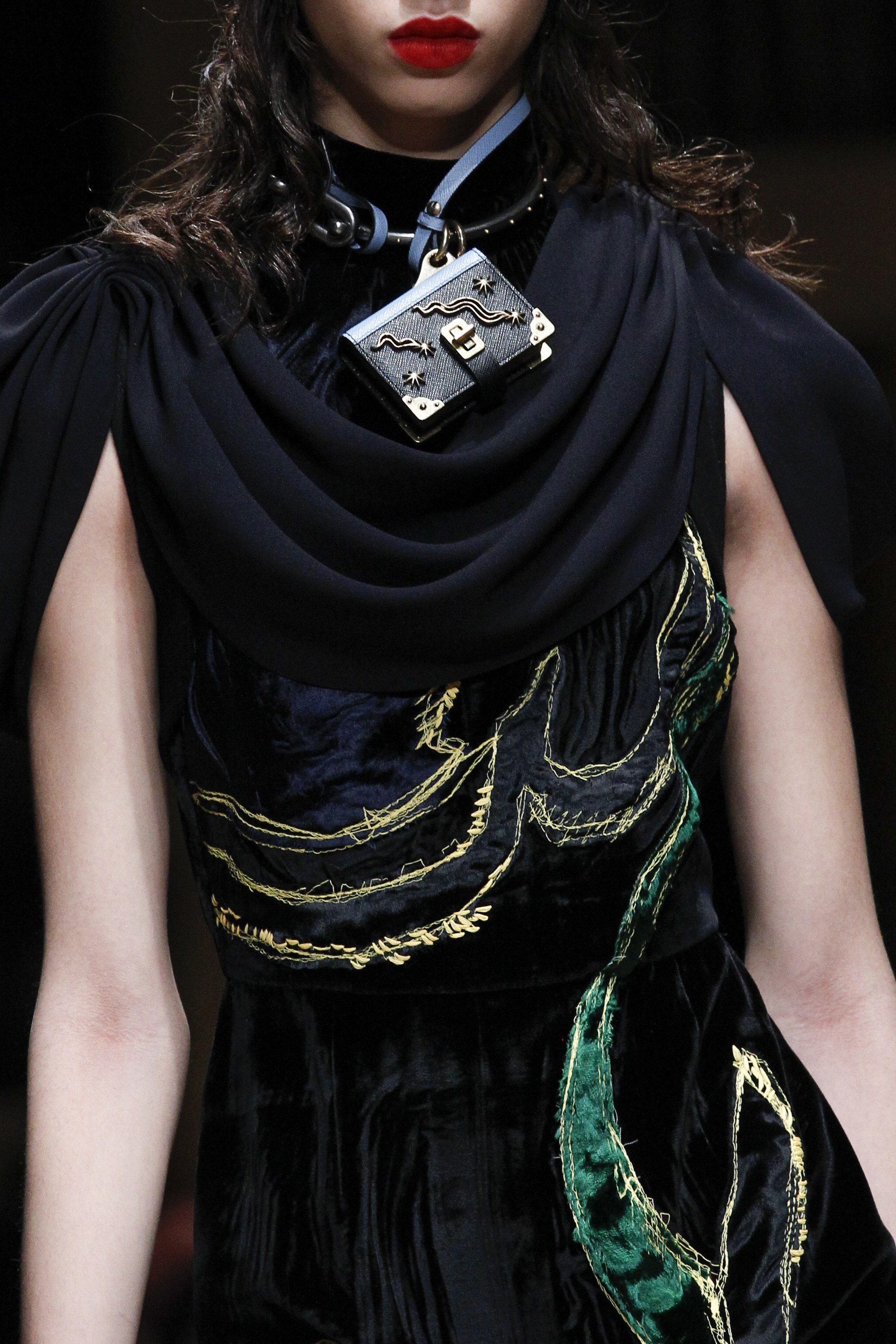 New Ways to Carry Your Bag Sandra‘s Closet