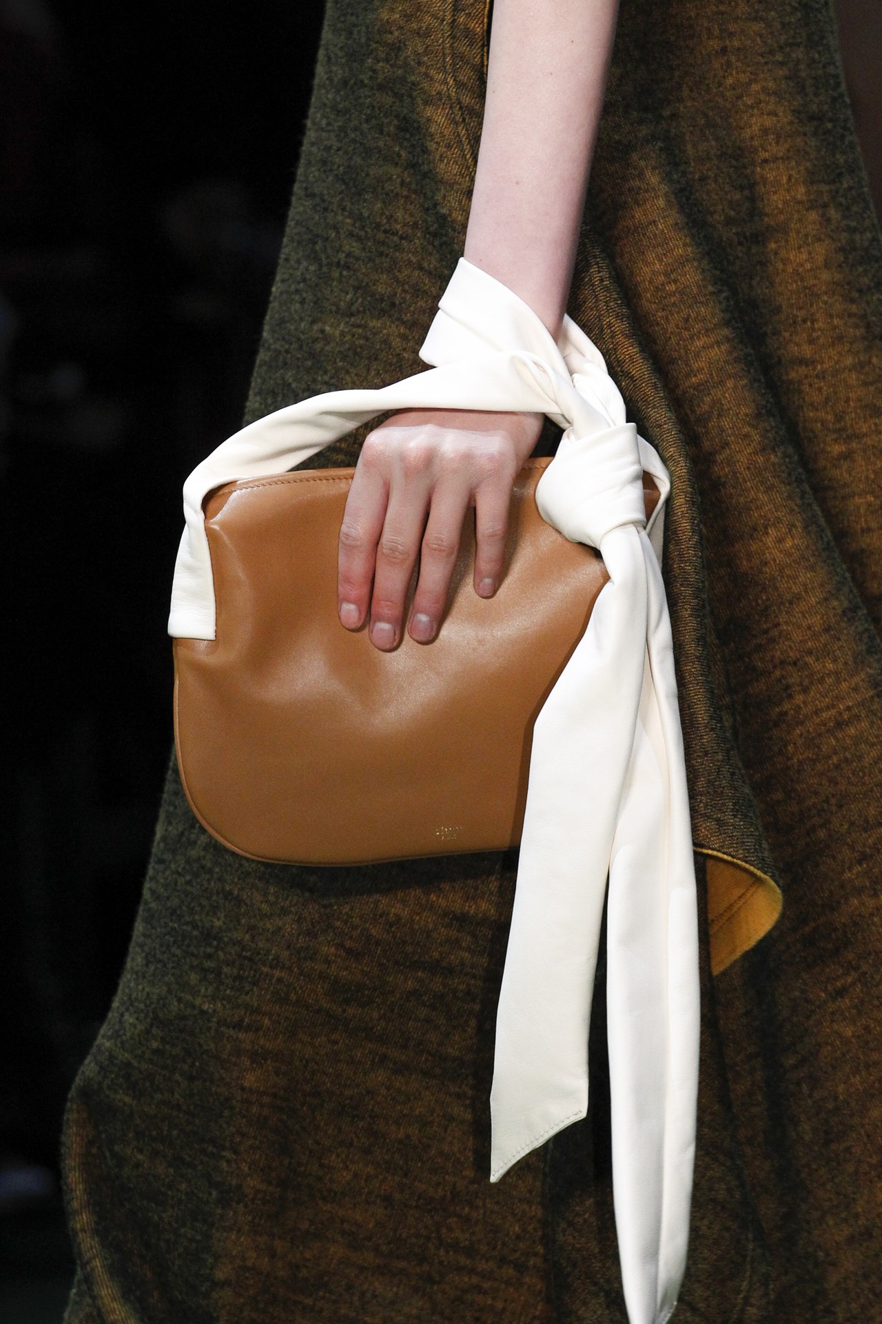 New Ways to Carry Your Bag Sandra‘s Closet